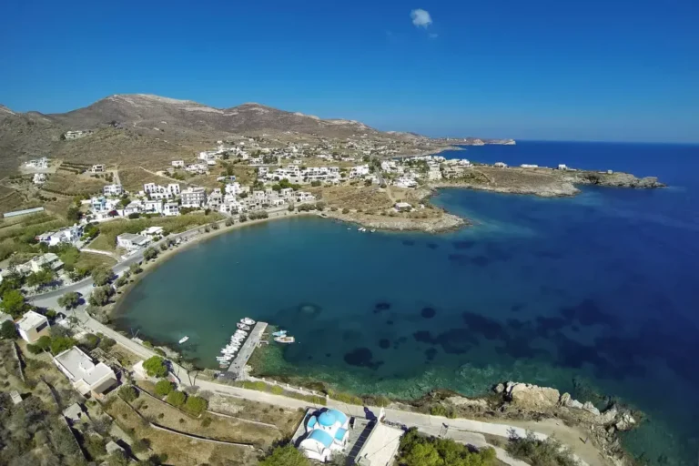 Καλύτερες παραλίες στη Σύρο – παραλία Μέγας Γυαλός με ήρεμα νερά
