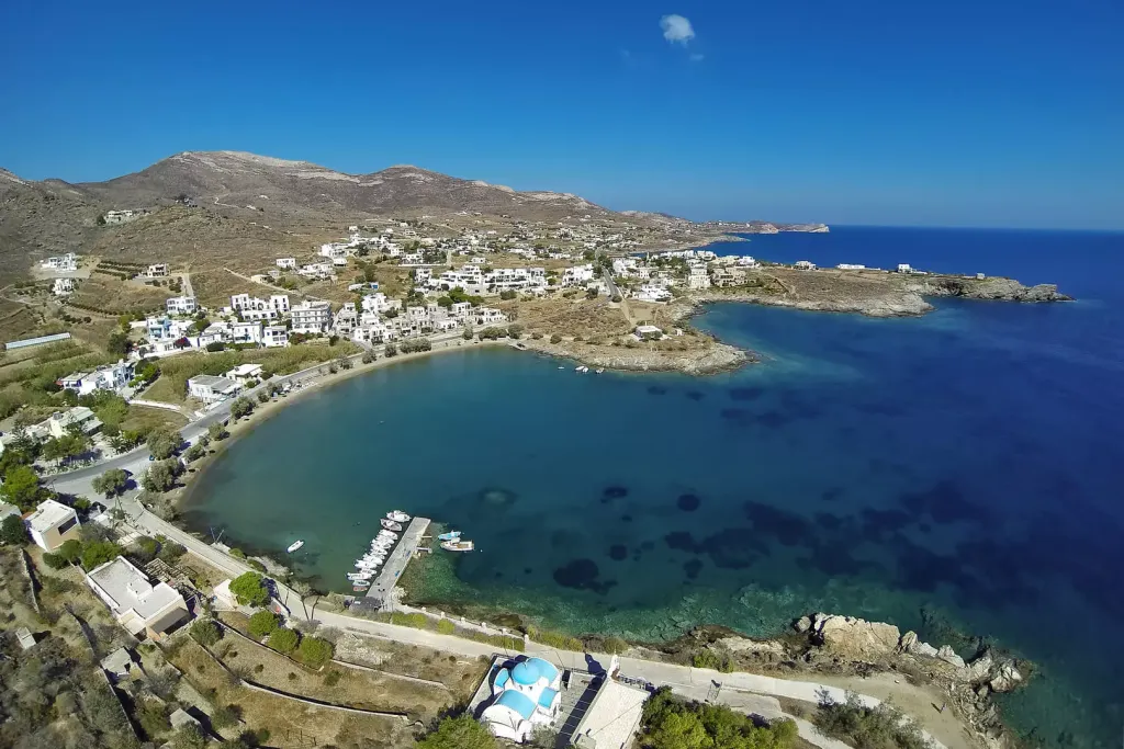 Καλύτερες παραλίες στη Σύρο – παραλία Μέγας Γυαλός με ήρεμα νερά