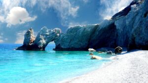 Καλύτερες παραλίες στη Σκιάθο – Παραλία Λαλάρια με χαρακτηριστικό βράχο και γαλαζοπράσινα νερά