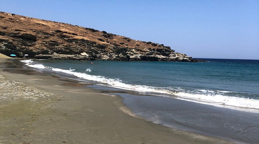 Καλύτερες παραλίες στην Τήνο - η απομονωμένη παραλία Παχιά Άμμος με χρυσή άμμο και γαλαζοπράσινα νερά