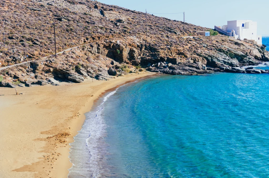 Καλύτερες παραλίες στην Τήνο - η ήσυχη παραλία Ρόχαρη με χρυσή άμμο και υπέροχη θέα στο Αιγαίο
