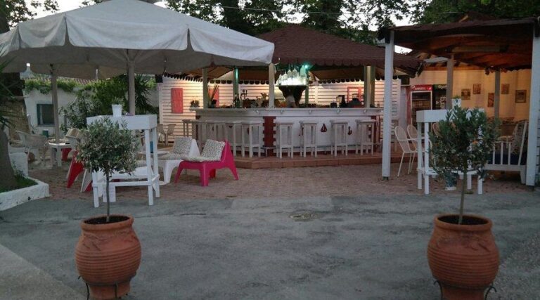 La Bussola Bar στη Χώρα Σκιάθου - ένα από τα καλύτερα bar στη Σκιάθο για all-day cocktails και καλοκαιρινές βραδιές.