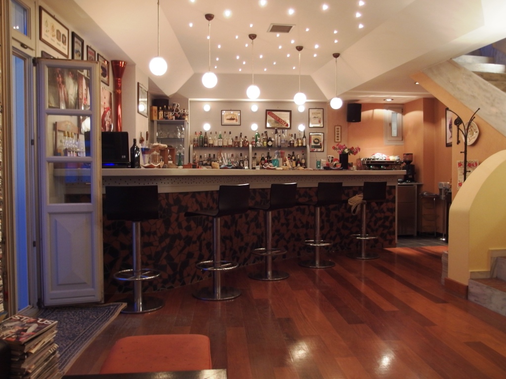 Pablos Bar στη Σκόπελο Χώρα - από τα καλύτερα bar στη Σκόπελο για κλασική ατμόσφαιρα