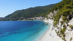 Καλύτερες παραλίες στη Σκόπελο - Παραλία Χόβολο με γαλαζοπράσινα νερά και καταπράσινη πλαγιά