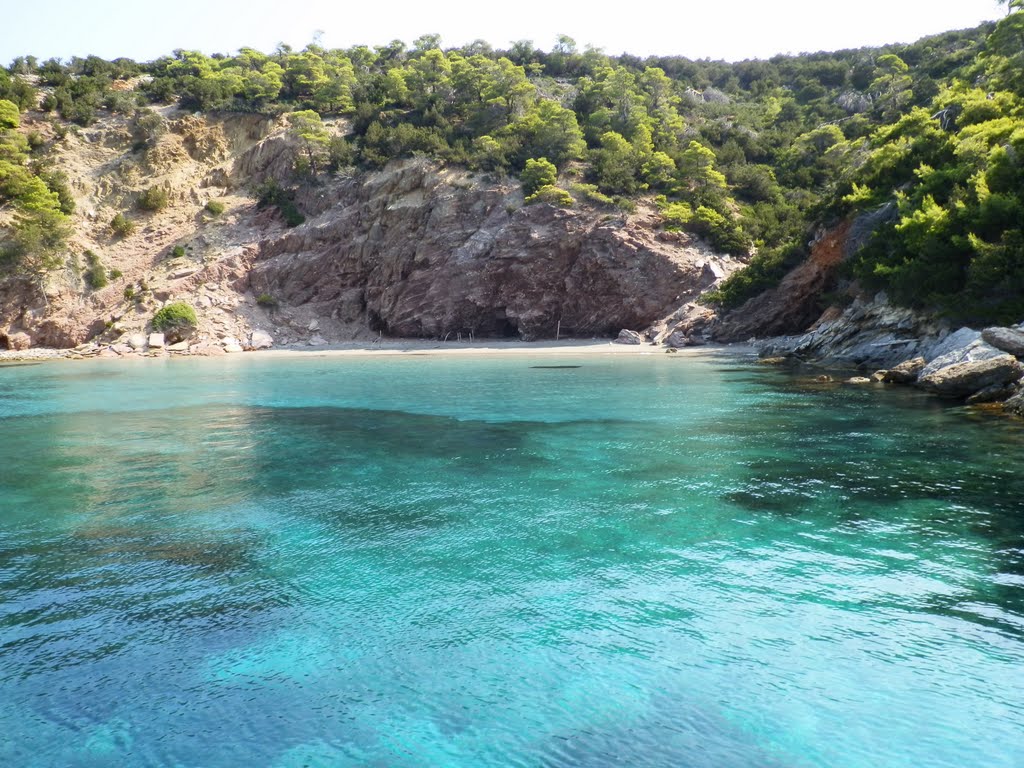 Η κρυφή παραλία Αγαλίπα – Καλύτερες παραλίες στη Σκύρο