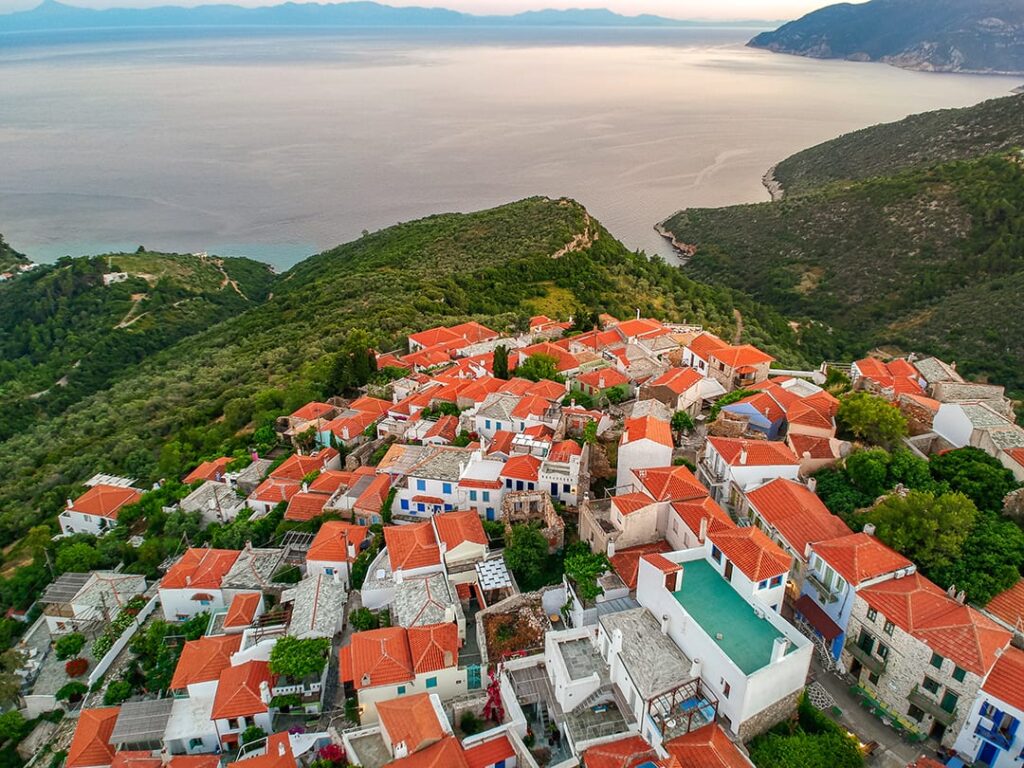 Χωριό της Αλοννήσου με κόκκινες σκεπές από ψηλά