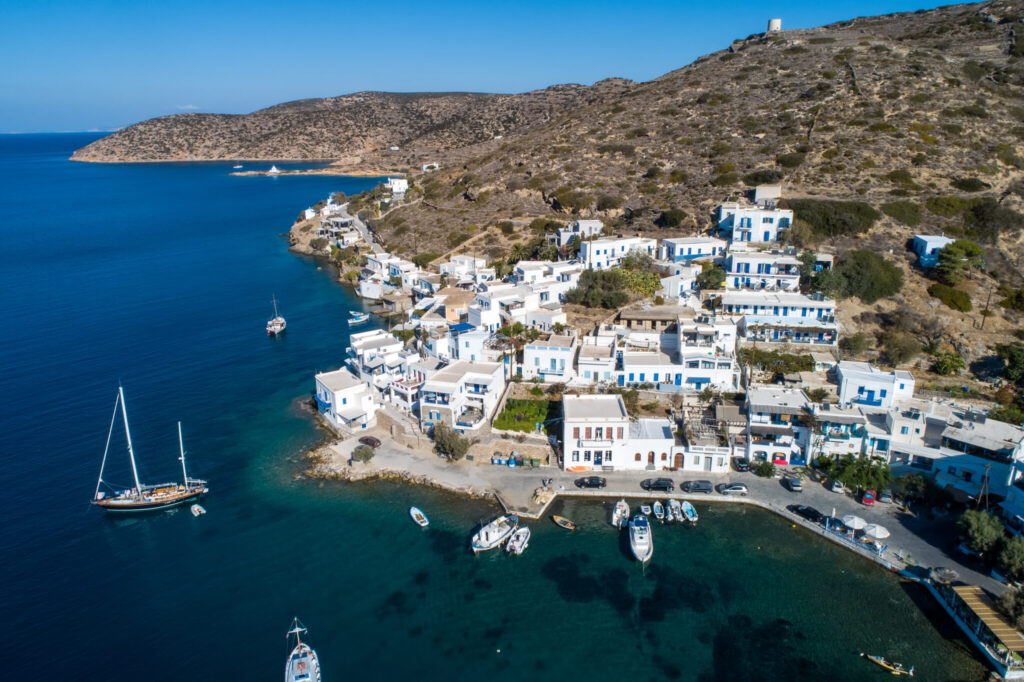 Ταξίδι στην Αμοργό – Θέα στα Κατάπολα από ψηλά
