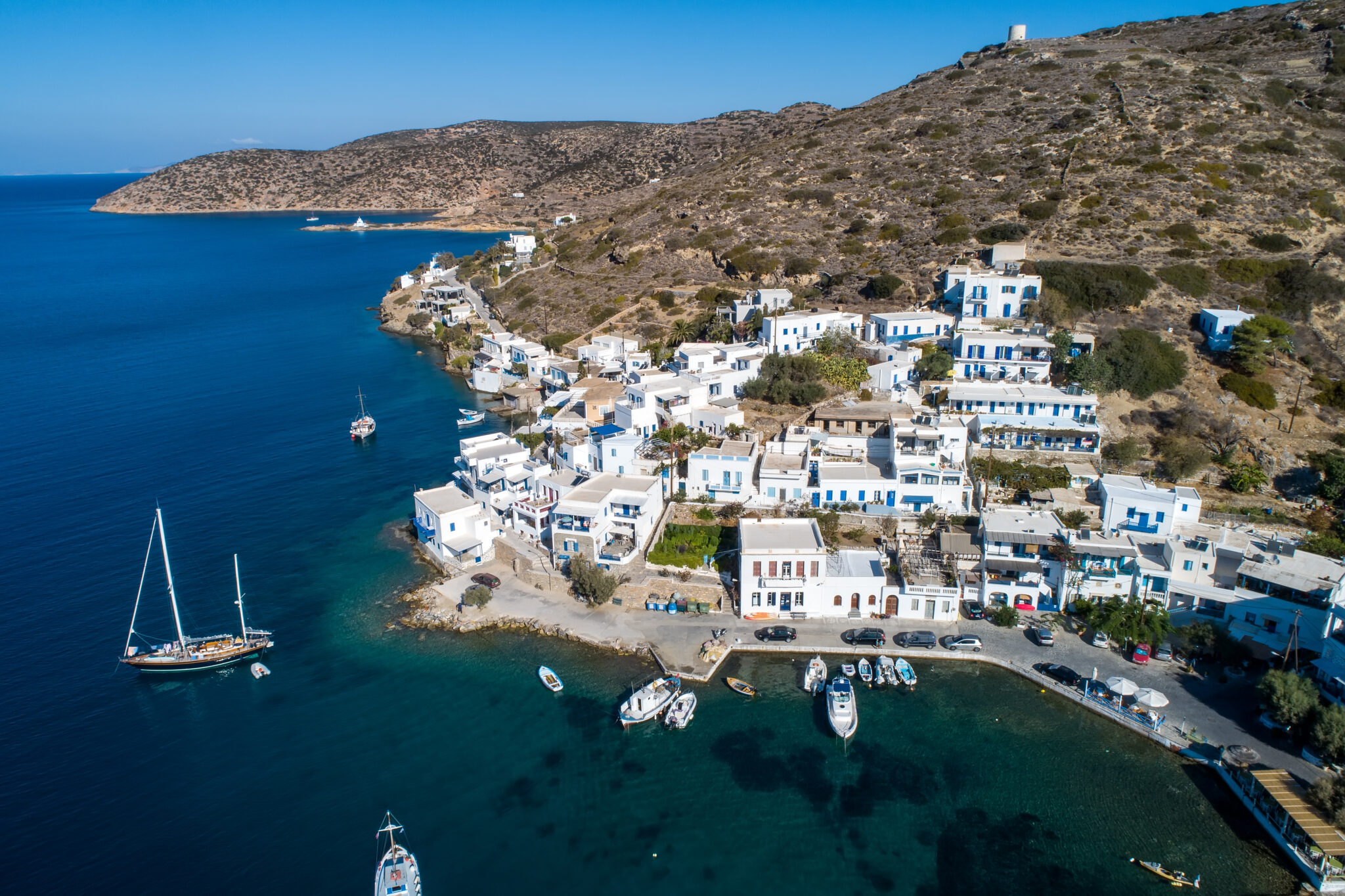 Ταξίδι στην Αμοργό – Θέα στα Κατάπολα από ψηλά