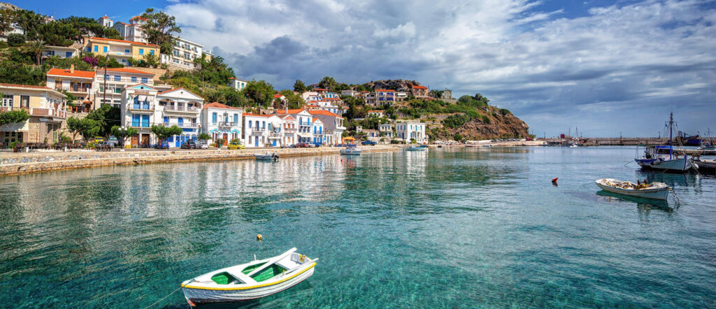 Παραδοσιακά σπίτια και ψαρόβαρκες στο λιμάνι του Εύδηλου στην Ικαρία