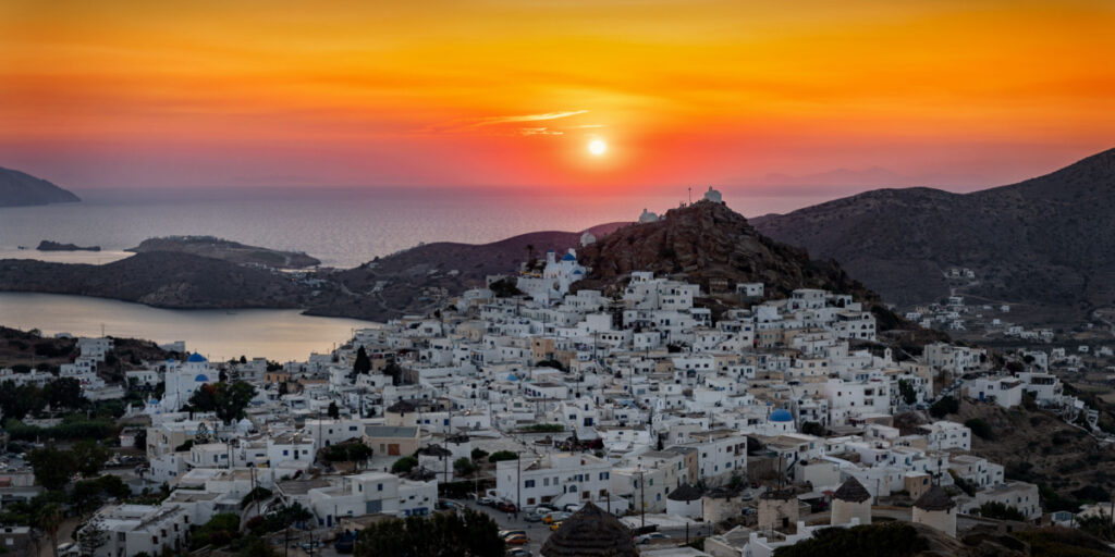 ταξίδι στην Ίο – Η Χώρα της Ίου με ηλιοβασίλεμα