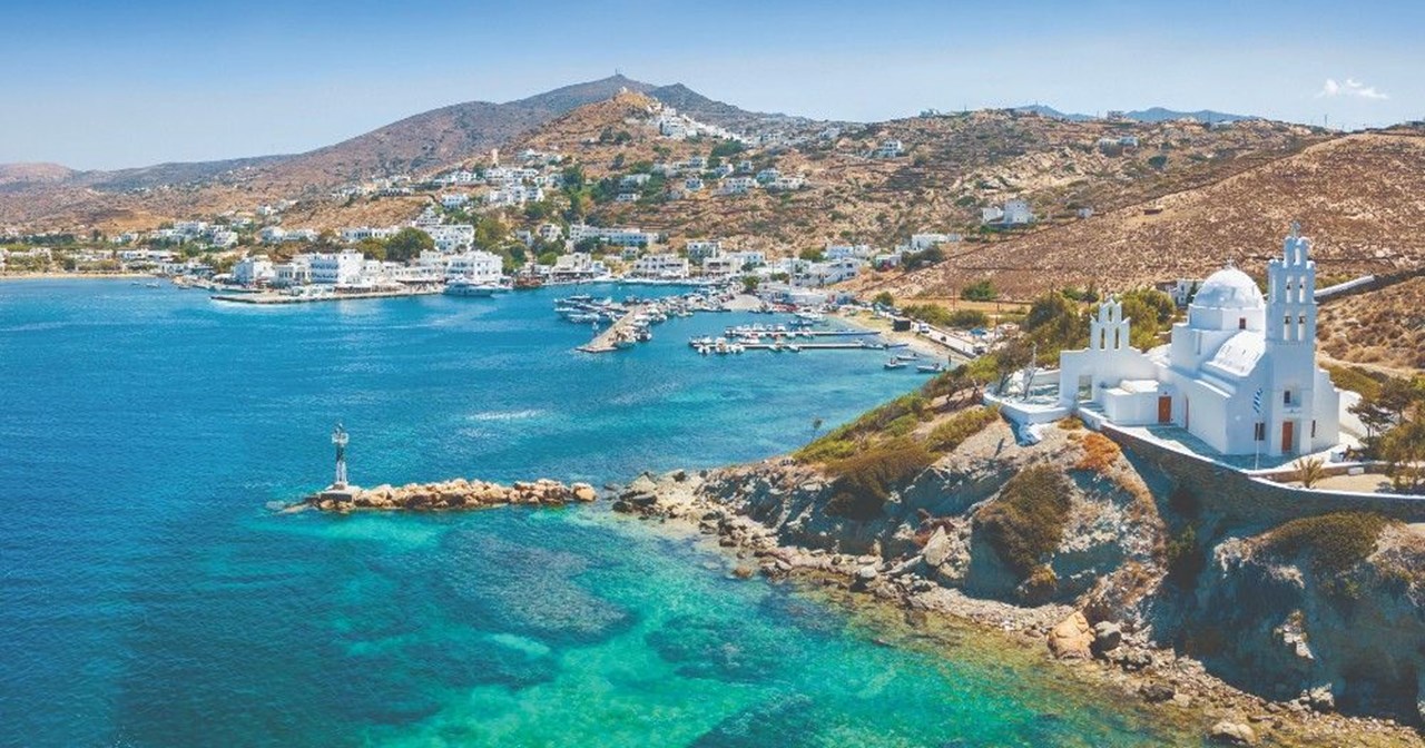 Ταξίδι στην Ίο – Θέα στο λιμάνι και τη θάλασσα με το εκκλησάκι στο προσκήνιο