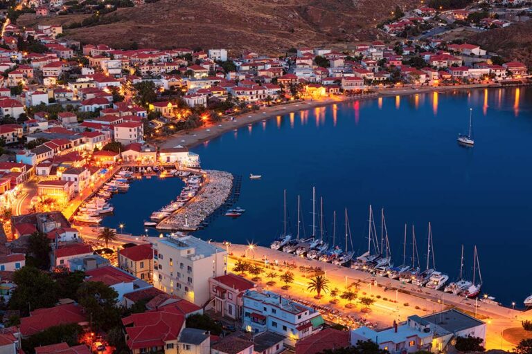 Λιμάνι Μύρινας στη Λήμνο φωτισμένο το βράδυ με ιστιοπλοϊκά σκάφη