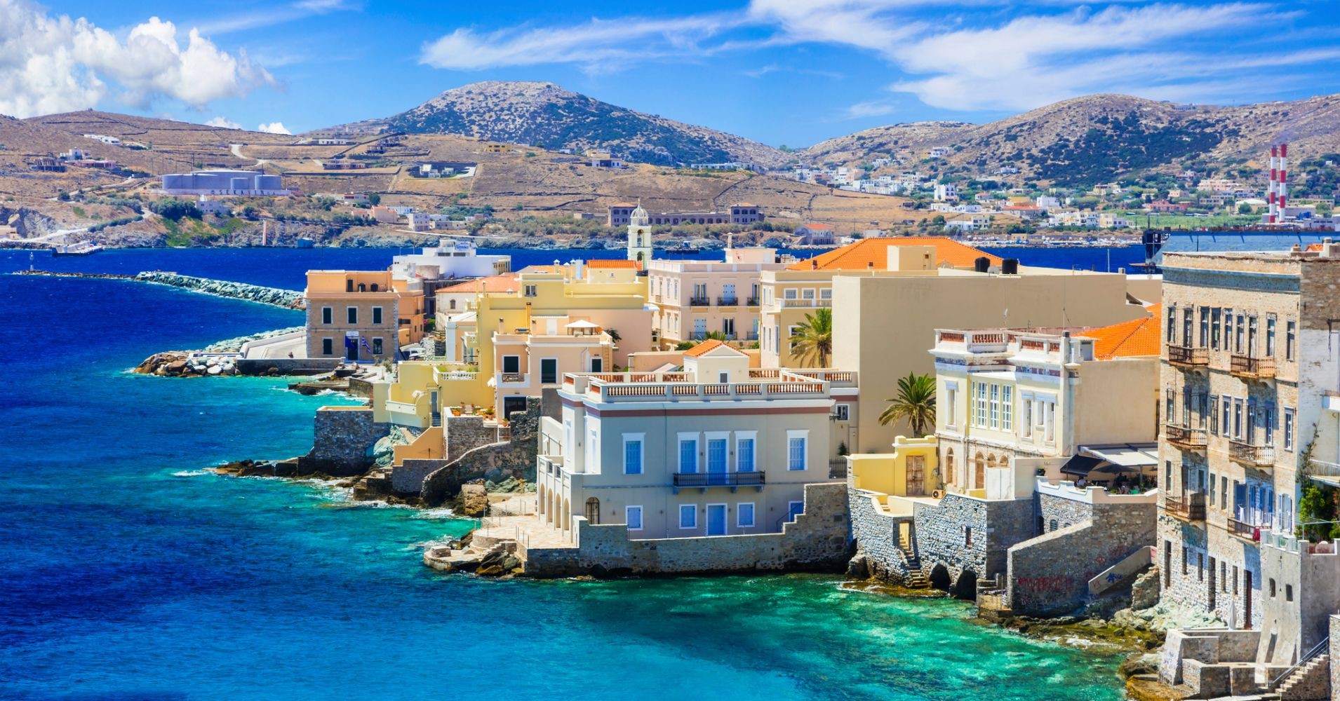Ταξίδι στη Σύρο – Νεοκλασικά κτήρια στο λιμάνι της Ερμούπολης
