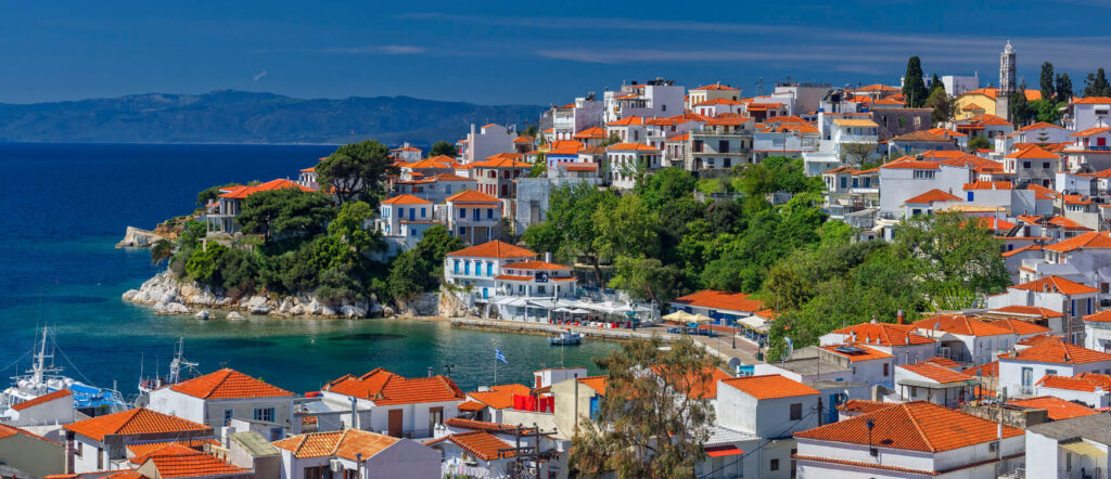 Ταξίδι στη Σκιάθο - Πανοραμική θέα της πόλης με τα χαρακτηριστικά κεραμίδια