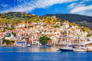 Ταξίδι στη Σκόπελο – Πανοραμική θέα στο λιμάνι και τα παραδοσιακά σπίτια