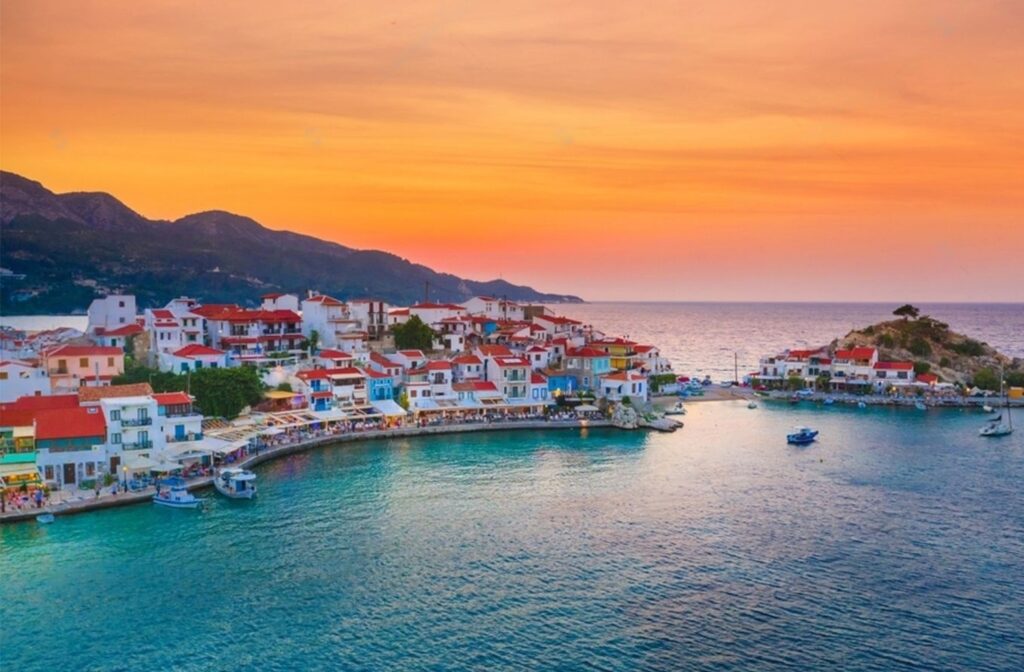 Ταξίδι στη Σάμο - Η παραλιακή πόλη της Σάμου με πολύχρωμα σπίτια και ηλιοβασίλεμα στο Αιγαίο