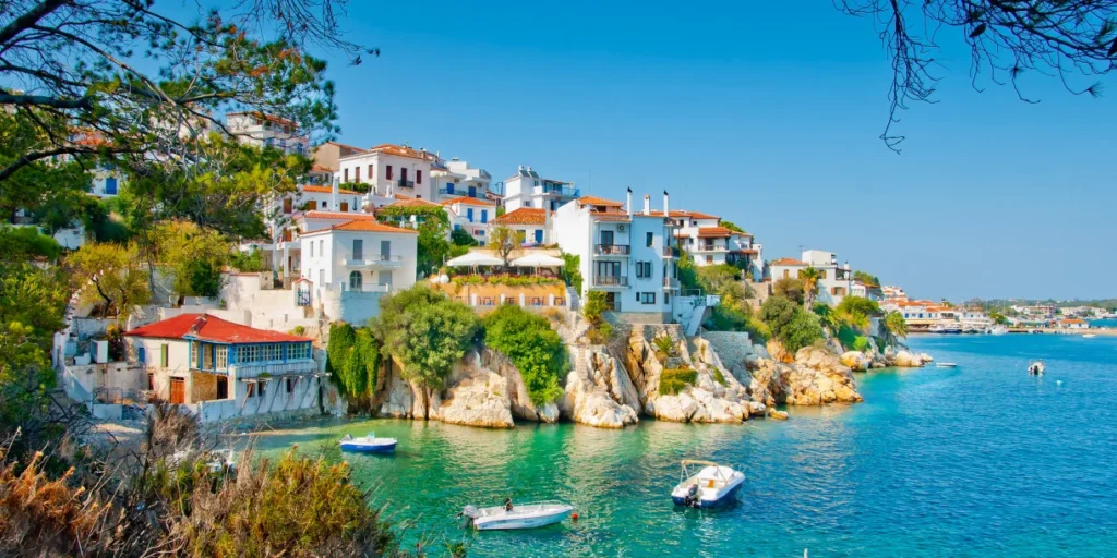 Παραδοσιακά σπίτια και γραφικό λιμανάκι στη Σκιάθο – Ταξίδι στις Σποράδες