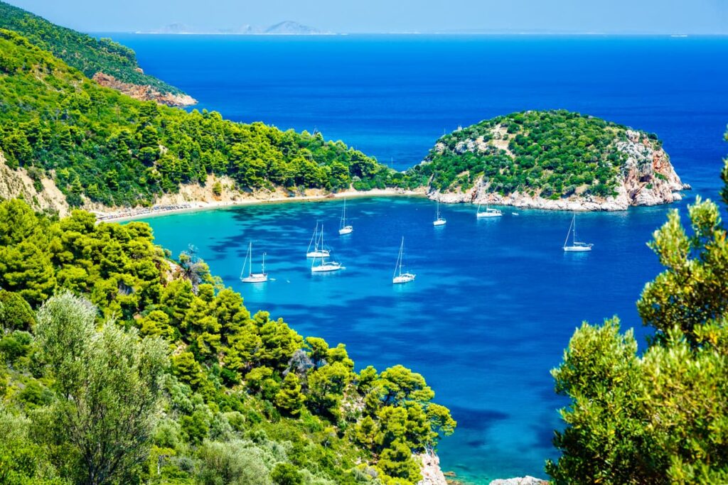 Κολπίσκος με καταπράσινο τοπίο στην Αλόννησο – Ταξίδι στις Σποράδες