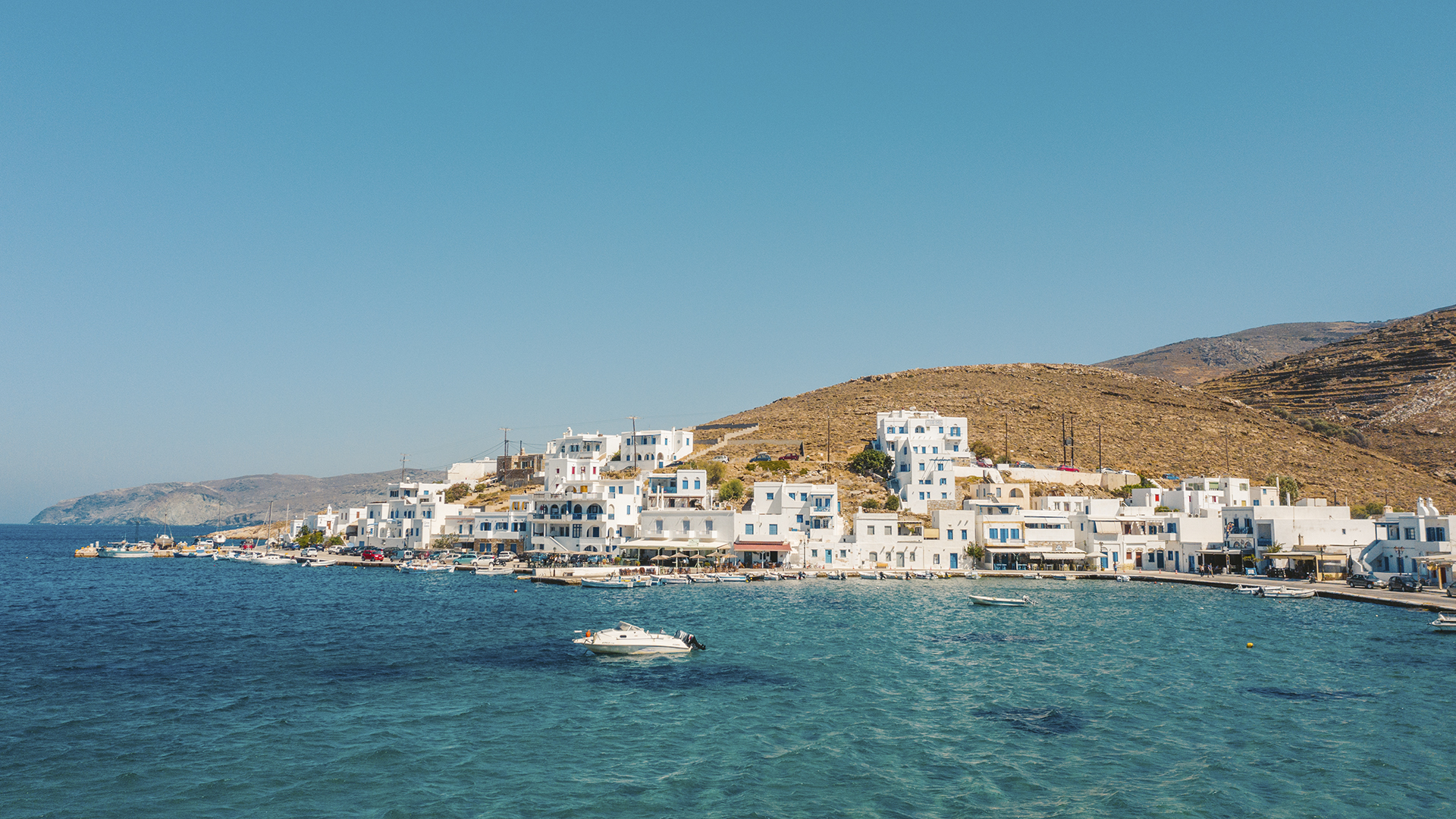 Ταξίδι στην Τήνο με θέα τον παραθαλάσσιο οικισμό και τα λευκά σπίτια