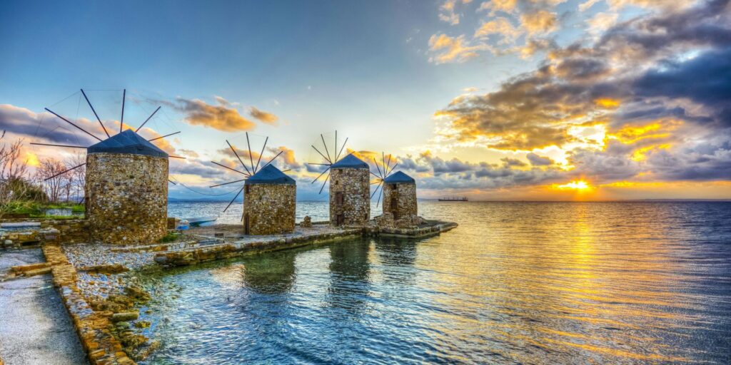 Οι ανεμόμυλοι της Χίου στο ηλιοβασίλεμα με θέα το Αιγαίο