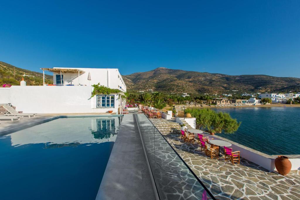 Hotel Platys Gialos – Ένα από τα καλύτερα ξενοδοχεία στη Σίφνο με πισίνα δίπλα στη θάλασσα
