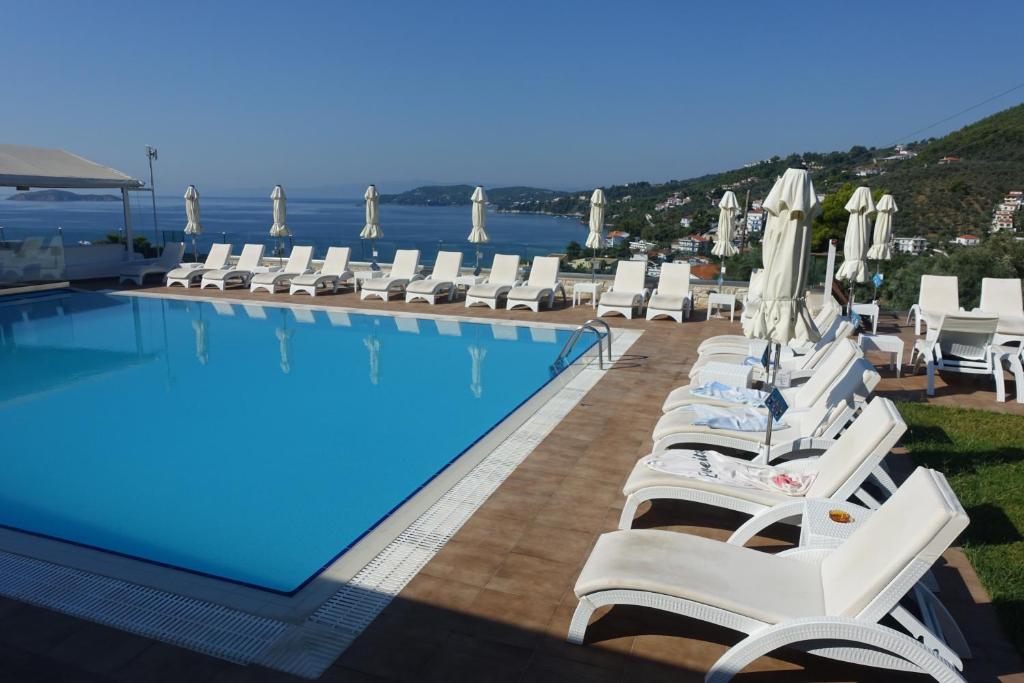 Θέα από την πισίνα του Hotel Rene στη Σκιάθο – ένα από τα καλύτερα ξενοδοχεία στη Σκιάθο