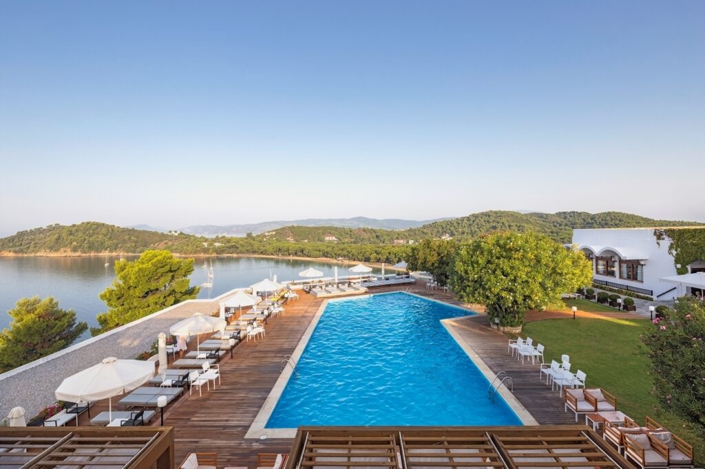Πισίνα και θέα στη θάλασσα στο Skiathos Palace Hotel – ένα από τα καλύτερα ξενοδοχεία στη Σκιάθο