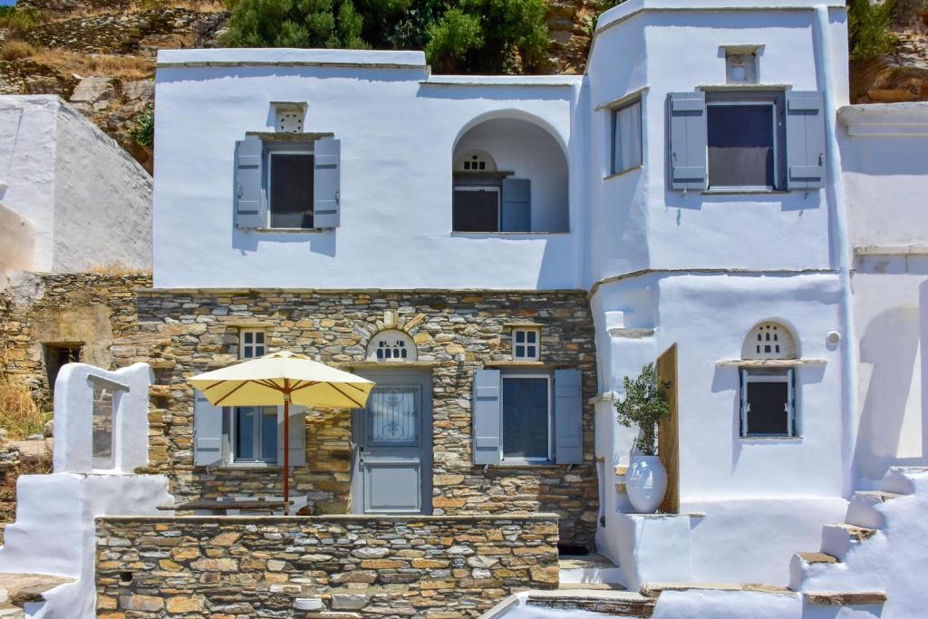 Living Theros Luxury Suites στην Καρδιανή – ένα από τα καλύτερα ξενοδοχεία στην Τήνο
