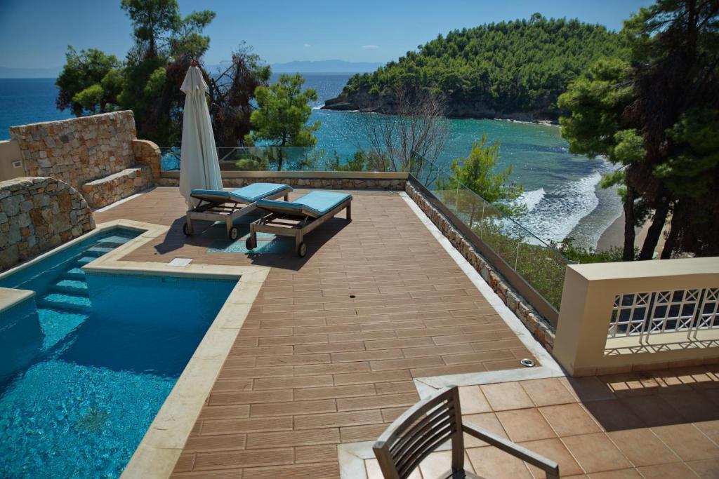 Πισίνα με θέα στη Χρυσή Μηλιά στο Alonissos Beach Bungalows – Καλύτερα ξενοδοχεία στην Αλόννησο