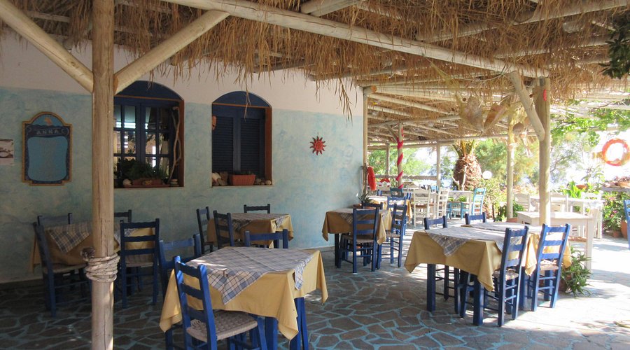 Anna's Fish Taverna στον Αρμενιστή Ικαρίας με τραπεζάκια δίπλα στη θάλασσα