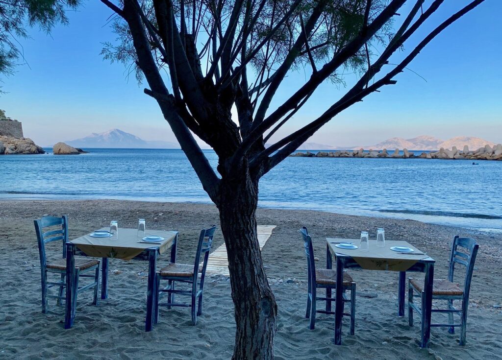 Εστιατόριο Κρητικός στον Αρμενιστή Ικαρίας με τραπέζια πάνω στην άμμο
