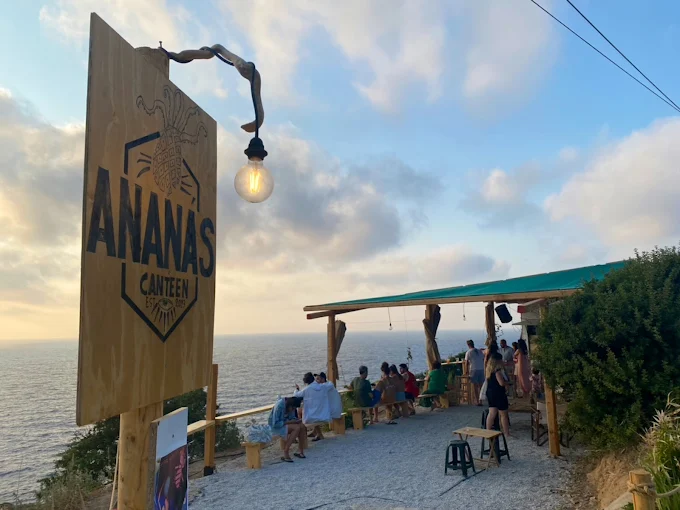 Ananas Bar Ικαρίας με θέα το Αιγαίο και καλοκαιρινή ατμόσφαιρα