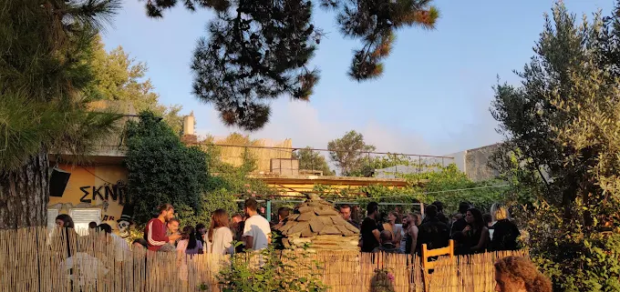 Σκνίπα Ροκ Μπαρ Ικαρίας με ζωντανή μουσική και φιλική ατμόσφαιρα