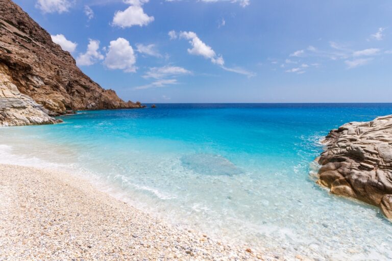 Παραλία Σεϋχέλλες Ικαρίας με τιρκουάζ νερά και λευκά βότσαλα