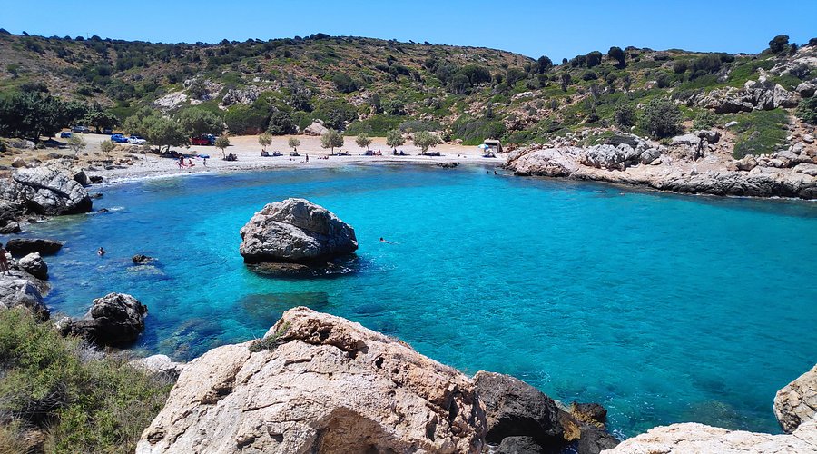 Παραλία Ιερό Ικαρίας με γαλαζοπράσινα νερά και βραχώδη ακτή