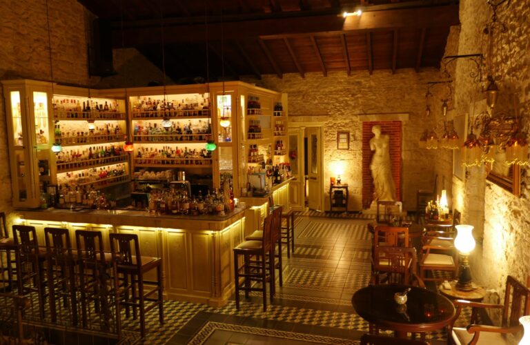 IERA ODOS Art Cafe-Bar στη Σάμο – κομψό bar με ατμοσφαιρική διακόσμηση και signature cocktails