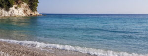 Παραλία Τσαμαδού στη Σάμο – γαλαζοπράσινα νερά και φυσική ομορφιά