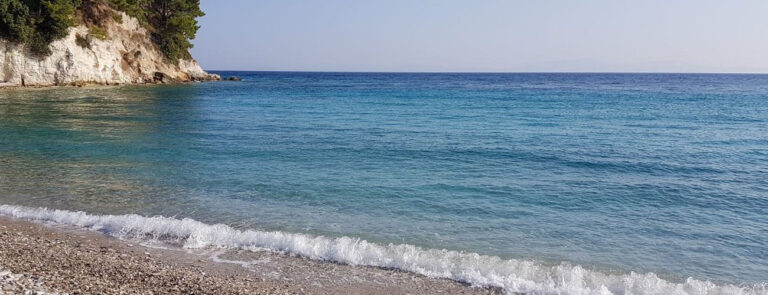 Παραλία Τσαμαδού στη Σάμο – γαλαζοπράσινα νερά και φυσική ομορφιά