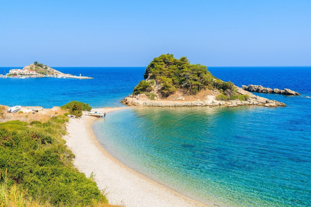 Kokkari Beach στη Σάμο – παραλία με γαλαζοπράσινα νερά και ζωντανή ατμόσφαιρα