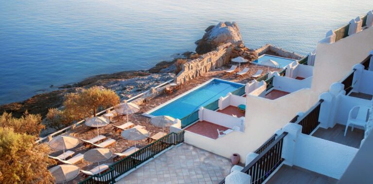 Cavos Bay Hotel στην Ικαρία με πισίνα και θέα στο Αιγαίο