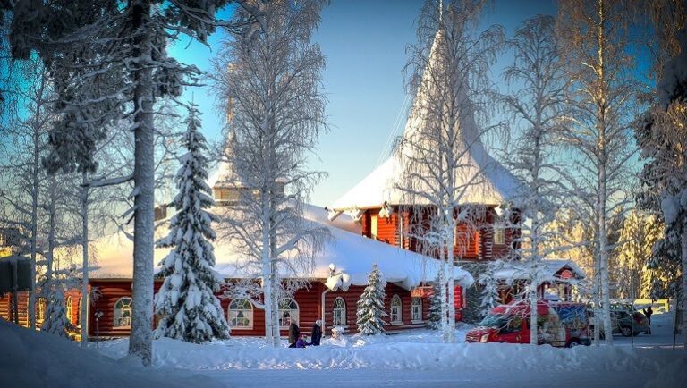 Το Santa Claus Village στο Ροβανιέμι Λαπωνίας, χιονισμένο τα Χριστούγεννα