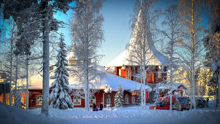 Το Santa Claus Village στο Ροβανιέμι Λαπωνίας, χιονισμένο τα Χριστούγεννα