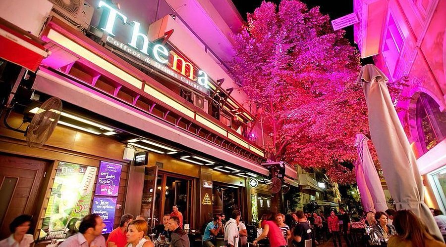 Thema bar στην Αλεξανδρούπολη – εξωτερική όψη με ζωντανή ατμόσφαιρα