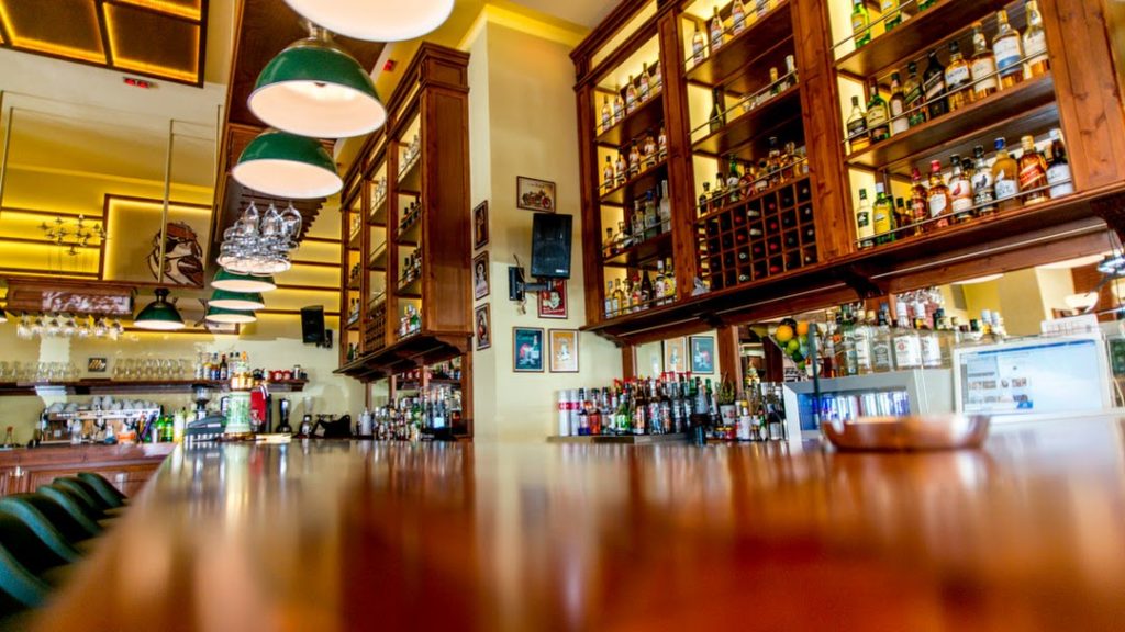 Zucca Coffee Lounge Bar στην Αλεξανδρούπολη – εσωτερικός χώρος με μπάρα και ποτά