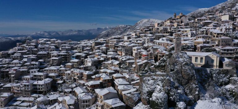 Αράχωβα χιονισμένο χωριό – Διακοπές Δεκέμβριο στην Ελλάδα