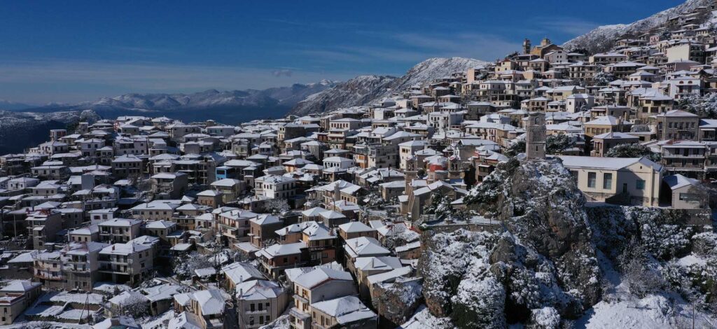 Χιονισμένη Αράχωβα τα Χριστούγεννα με παραδοσιακά σπίτια