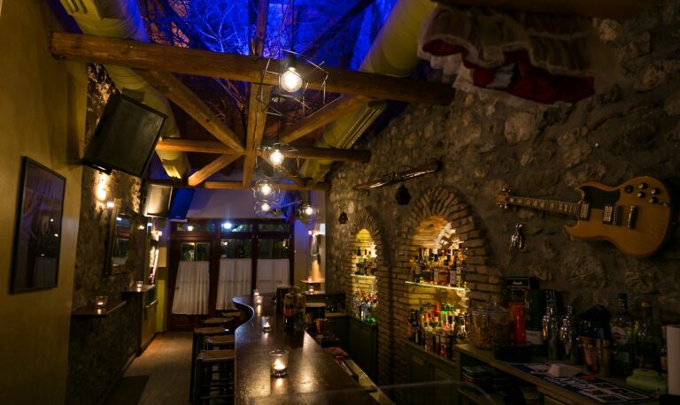 Σκηνικό Rock Bar στα Καλάβρυτα με ζεστή ατμόσφαιρα
