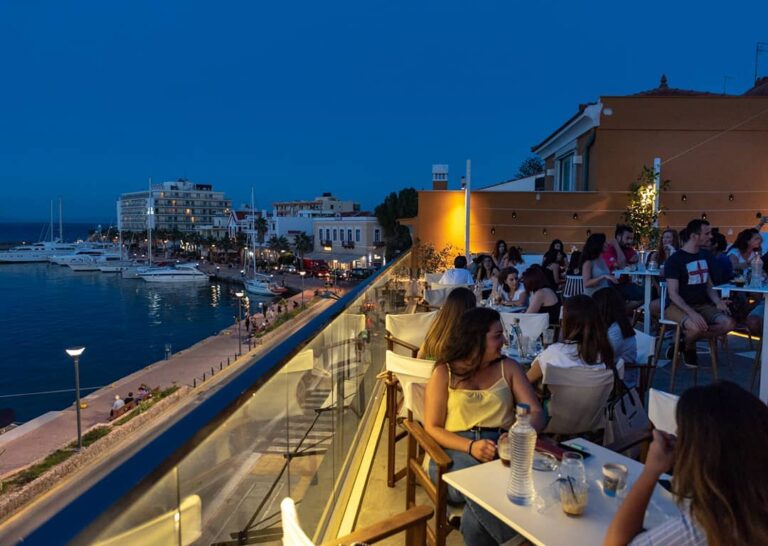 Τόκυο bar στη Χώρα Χίου με θέα στο λιμάνι