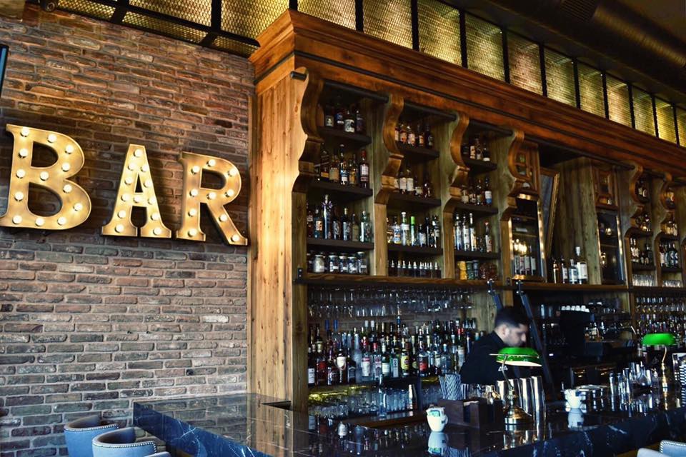 44 Bar Coffee Shop στη Χώρα Χίου με urban διακόσμηση