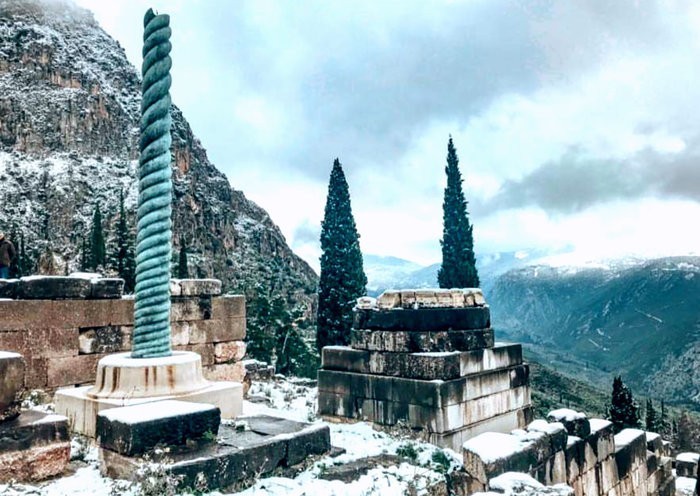 Ταξίδι στους Δελφούς τα Χριστούγεννα με χιονισμένα αρχαία μνημεία και γιορτινή ατμόσφαιρα